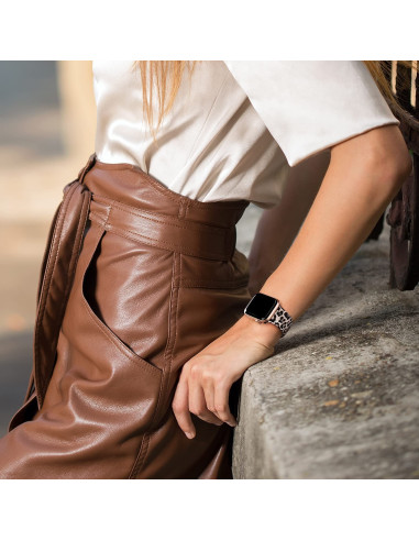 Leopardmönstrat silikonarmband för Apple Watch 38/40/41mm, bärs på handleden med en brun kjol