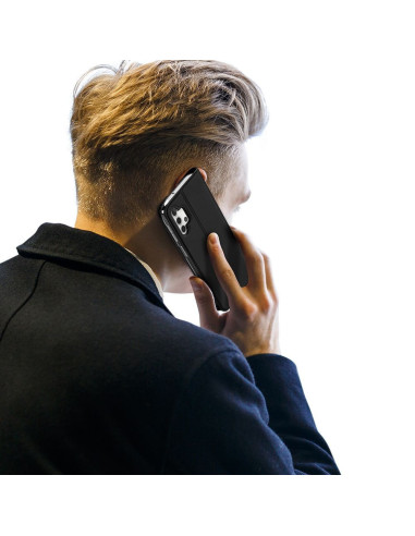 Svart flipfodral för Samsung A33 5G hålls mot örat med telefonen i användning