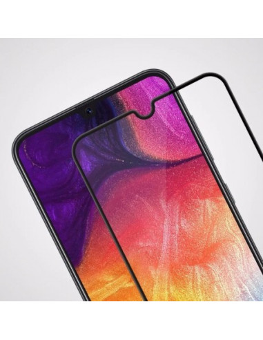 Detaljvy av Samsung A73 5G med härdat glas som visar skärmskyddets passform och design