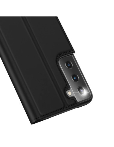 Närbild av svart flipfodral Skin Pro för Samsung S21 med kortfack, telefonens kamera synlig