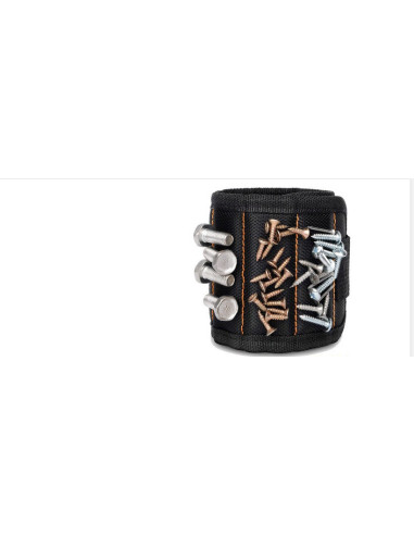 Handledsarmband i svart med skruvar och spikar fästa på sidan