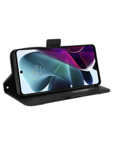 Svart plånboksfodral i konstläder med öppet lock och synlig skärm på Motorola Moto E20