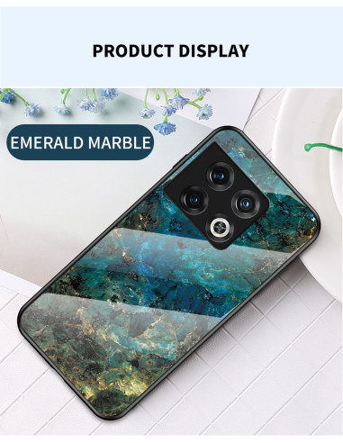 OnePlus 10 Pro skal med marmor i smaragdgrön nyans, visad bakifrån med kamerafunktioner