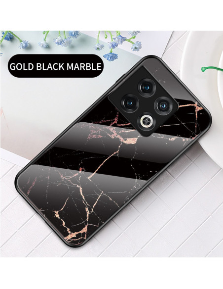 OnePlus 10 Pro skal med svart och guld marmormönster, visad framifrån med kamerafunktioner