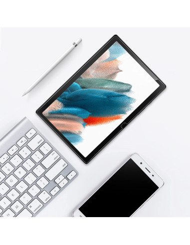Samsung Tab A8 härdat glas visat ovanifrån med tangentbord och mobil i bakgrunden