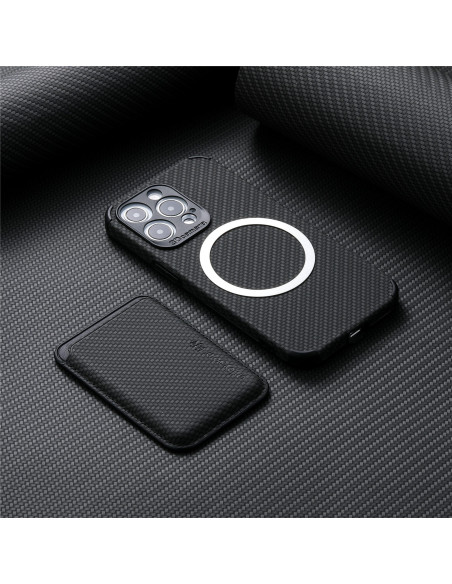 Detaljvy av iPhone 13 Pro Max skal med magnetisk korthållare, visad på en texturerad yta