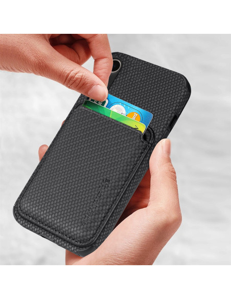 Närbild av iPhone XR skal med magnetisk korthållare, kort sätts in i facket