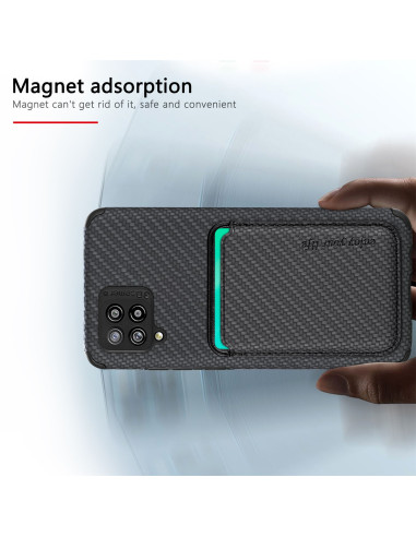 Samsung A12 5G skal med magnetisk korthållare, hålls i hand med fokus på korthållaren