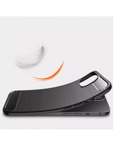 iPhone 14 SlimCarbon skal sett från sidan med slank design och texturerad yta