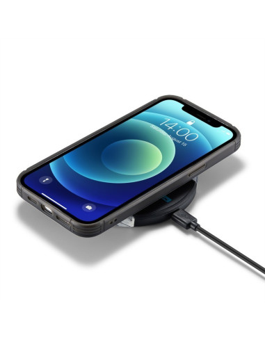iPhone 14 med stöttåligt skal och magnetisk korthållare, laddas trådlöst på en platta