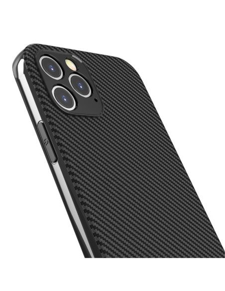 Närbild av iPhone 14 Pro Stöttåligt Skal FullCarbon V2 i svart med textur