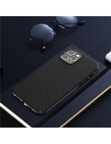 Baksidan av iPhone 14 Pro Stöttåligt Skal FullCarbon V2 i svart med kolfiberstruktur