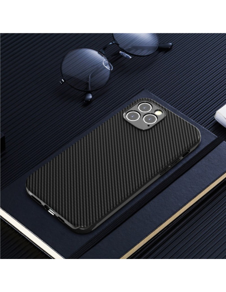 Baksidan av iPhone 14 Pro Stöttåligt Skal FullCarbon V2 i svart med kolfiberstruktur