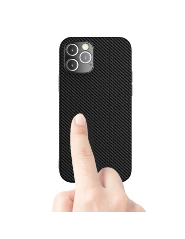 iPhone 14 Pro Stöttåligt Skal FullCarbon V2 i svart, sedd bakifrån med finger som pekar på ytan