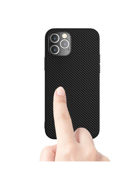 iPhone 14 Pro Stöttåligt Skal FullCarbon V2 i svart, sedd bakifrån med finger som pekar på ytan