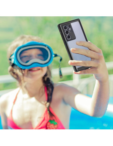 Samsung S22 Ultra skal i svart TPU, monterat på telefon och hålls av en person i simglasögon vid poolen