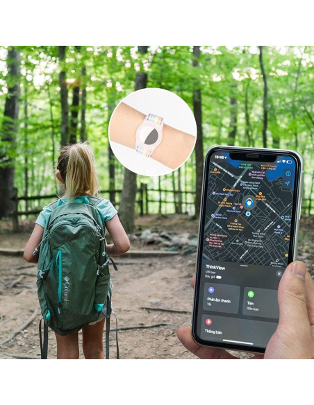 Barn bär en ryggsäck med Airtag-armbandet synligt på handleden, i en skogsmiljö