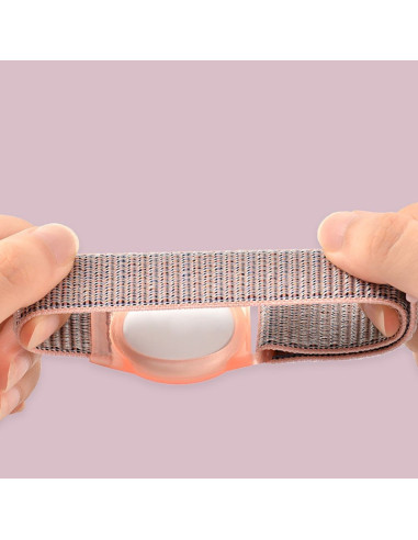 Detaljvy av nylonarmbandet med TPU-fodral, hålls med två händer