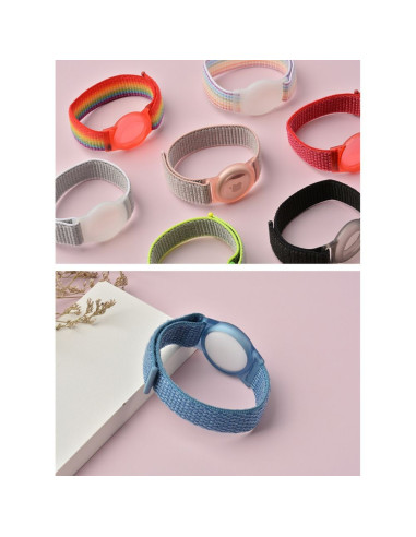Nylonarmband för Airtag i blått, placerat på en rosa bakgrund med andra färger i närheten