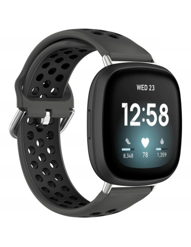 Svart sportarmband i silikon med hål för ventilation, monterat på Fitbit Versa