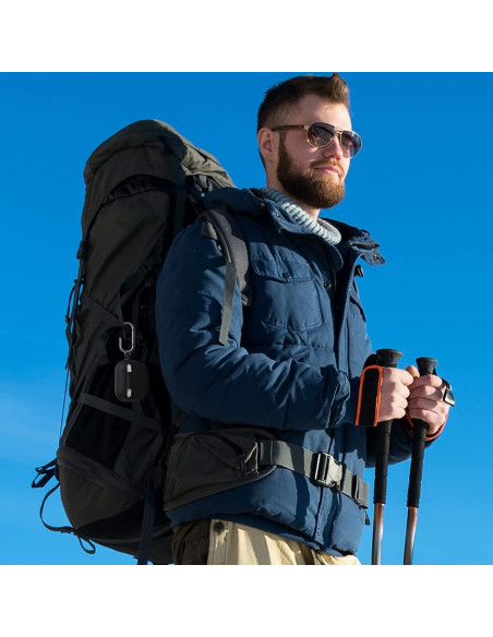 AirPods Pro 2 silikonfodral i svart med karbinhake, hängande på en ryggsäck i utomhusmiljö