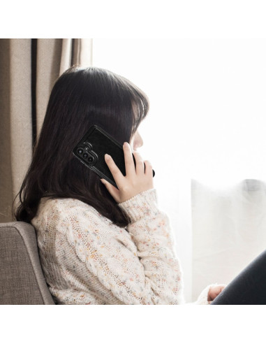 Svart flip-skal för Samsung A54 5G, monterat på telefon och hålls av användare, sett från sidan