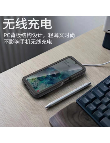 Samsung A34 5G skal i svart, placerat på ett skrivbord med trådlös laddning och penna bredvid