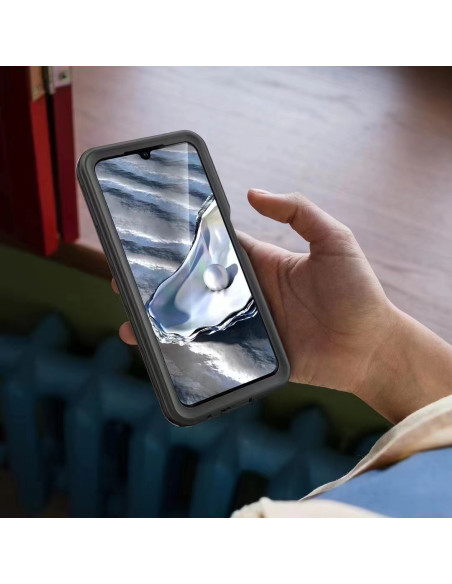 Samsung A34 5G skal i svart, monterat på telefon som hålls i hand med reflekterande yta