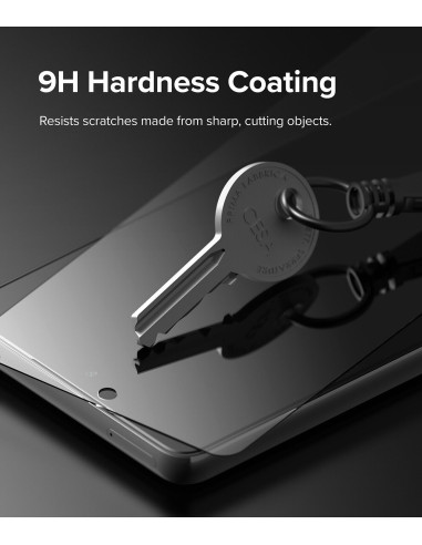Närbild av Samsung A54 med härdat glas, nyckel som visar repmotstånd