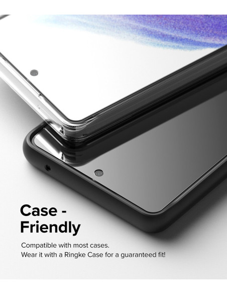 Samsung A54 med härdat glas, visad i kombination med ett svart fodral