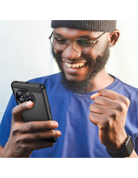 OnePlus 11 5G SlimCarbon-skal i svart, hålls av en person som ler och använder telefonen