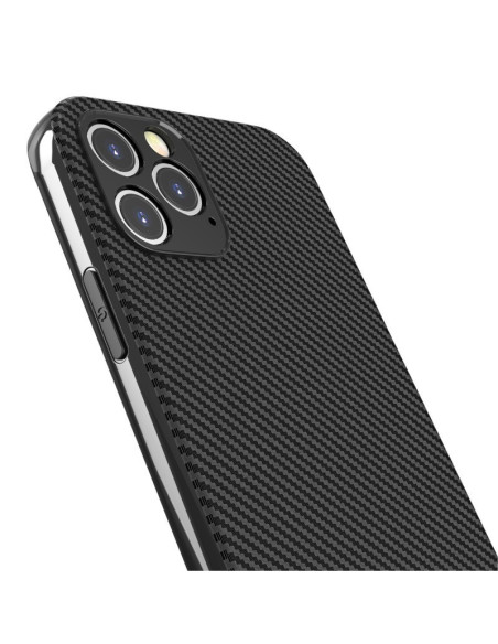 Detaljvy av iPhone 11 Pro Max skal i fullcarbon med strukturerad yta