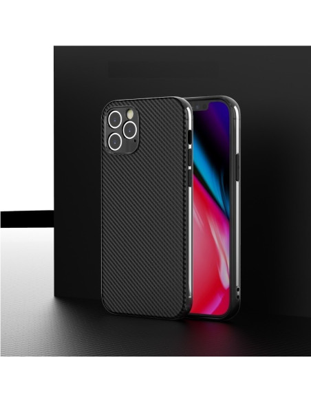 iPhone 11 Pro Max skal i fullcarbon sett från sidan med telefon monterad