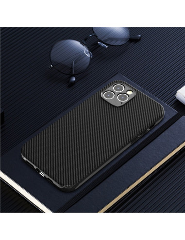 iPhone 11 Pro Max skal i fullcarbon med strukturerad yta, sett från baksidan