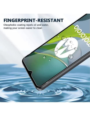 Motorola Moto E13 med härdat glas som visar fingeravtrycksskydd och vattendroppar