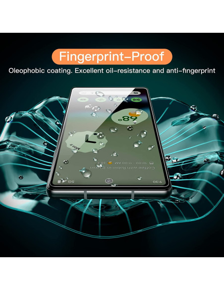 Google Pixel 7a med härdat glas som visar vattendroppar och fingeravtrycksskydd