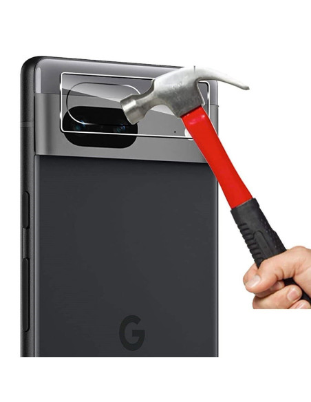 Detaljvy av linsskydd för Google Pixel 7a med hammer som demonstrerar hållbarhet