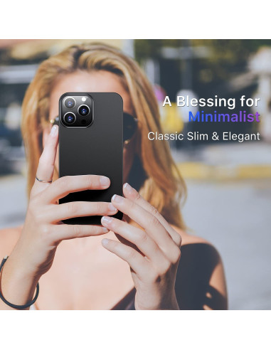 iPhone 14 Pro Max med mattsvart skal hålls av en person, visande en elegant och minimalistisk stil