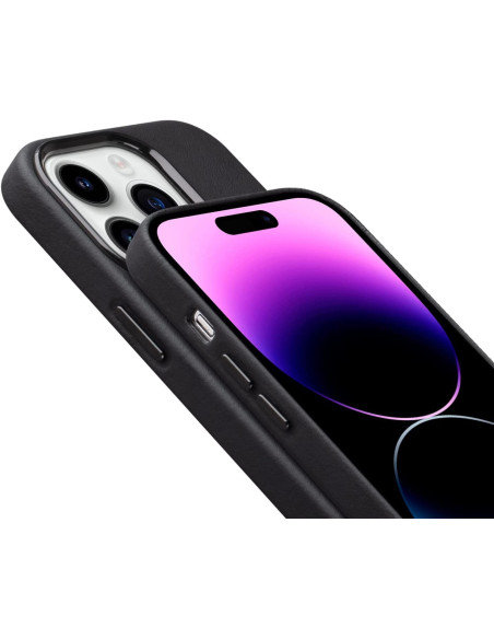 Närbild av iPhone 13 Mini skal i svart veganläder, med fokus på knappar och MagSafe-anslutning