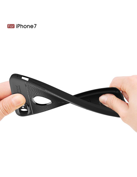 Svart iPhone 7 skal LeatherBack, hålls i handen med fokus på flexibiliteten
