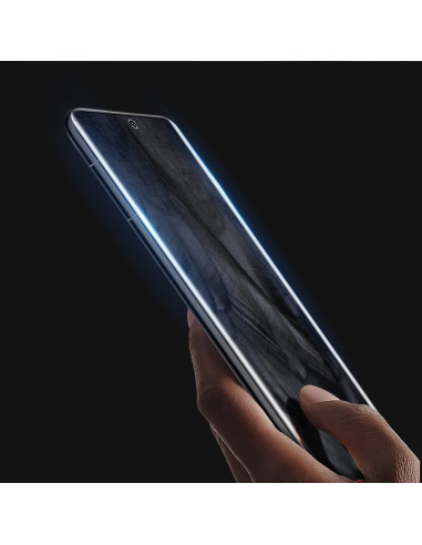 Google Pixel 8 Pro med härdat glas monterat, visat från sidan med hand som håller telefonen