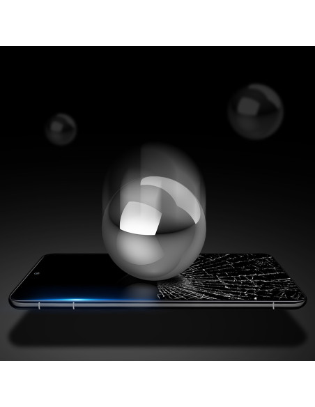 Google Pixel 8 Pro med härdat glas som skyddar mot stötar, visat med en krossad skärm i bakgrunden