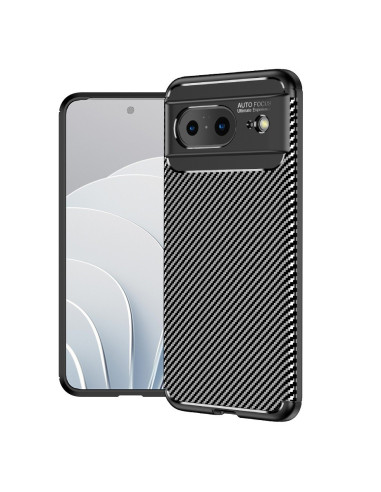 Slimmat svart skal i karbonfiberlook för Google Pixel 8, visat från sidan med telefonen i bakgrunden
