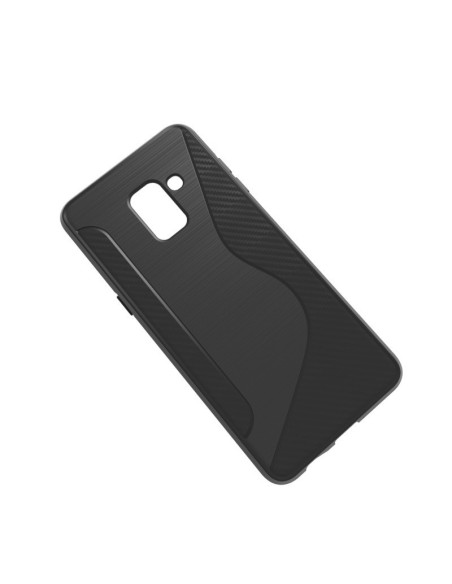 Detalj av baksidan av Samsung A8 2018 med S-Line skal i svart TPU, fokus på textur och design