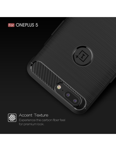 Detaljvy av OnePlus 5T SlimCarbon-skal med kolfiberstruktur och kameraöppning