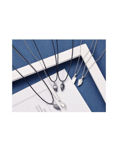 Svart och röd magnetisk parhalsband med hjärtformade hängen, sett från sidan