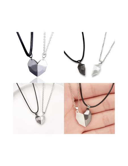 Svart och röd magnetisk parhalsband med hjärtformade hängen, visat på hand