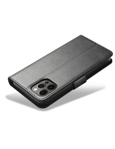 Svart plånboksfodral i konstskinn med stängning, sett från sidan med iPhone 15