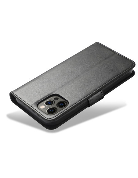 Svart plånboksfodral i konstskinn med stängning, sett från sidan med iPhone 15