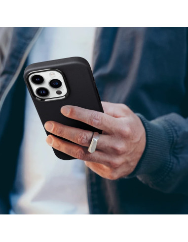 Mörkgrönt iPhone 15 Pro skal i veganläder, hålls i handen med telefonens baksida synlig